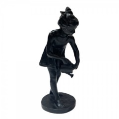 Скульптура "Девочка с лейкой"